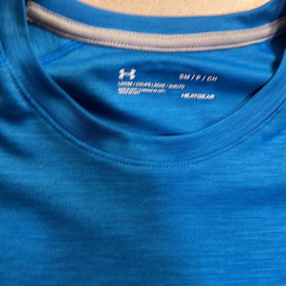 Under armor, blue heathered, excellent condition, loose heat gear shirt, small - Picture 3 of 4